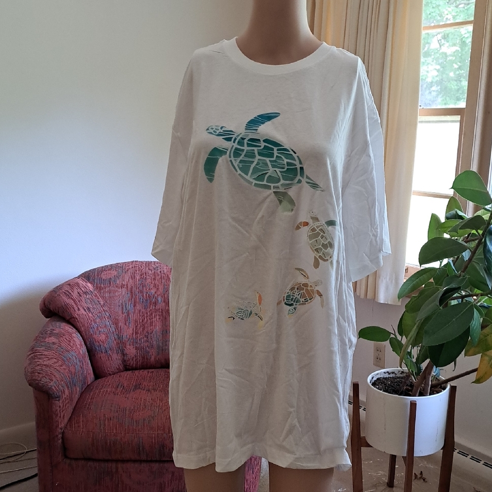White T-Shirt with Sea Turtle Design XL,